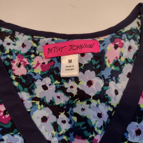 Betsy Johnson scrub top with charm sz M - Picture 2 of 10